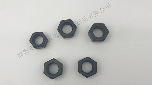 在大久五金看來(lái)，六角螺母是將機(jī)械設(shè)備緊密連接起來(lái)的重要零件